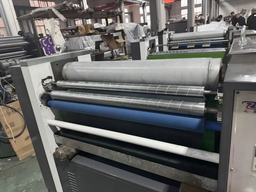 Βιομηχανική ανάγλυφη μηχανή YF-920C της NEW STAR σε παραγωγή!